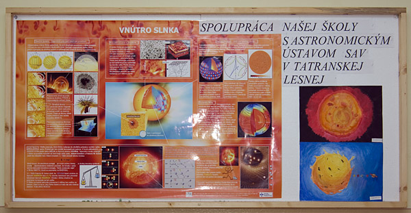 Žiaci na hodinách výtvarnej výchovy veľmi tvorivo namaľovali vesmír vlastnými očami.